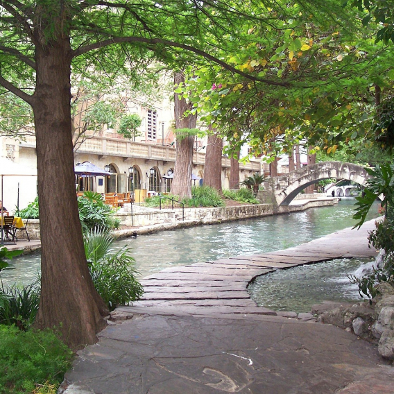 san-antonio-riverwalk-pathway san-antonio-riverwalk-pathway